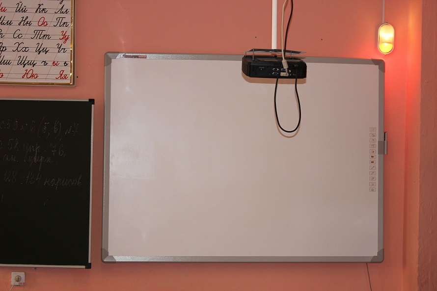 Установлены сигнальные лампочки, оповещающие о начале и конце уроков в кабинетах
